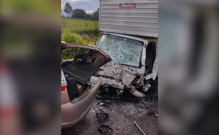 Casal morre em colisão entre carro e caminhão na BR-040; caminhoneiro ficou gravemente ferido