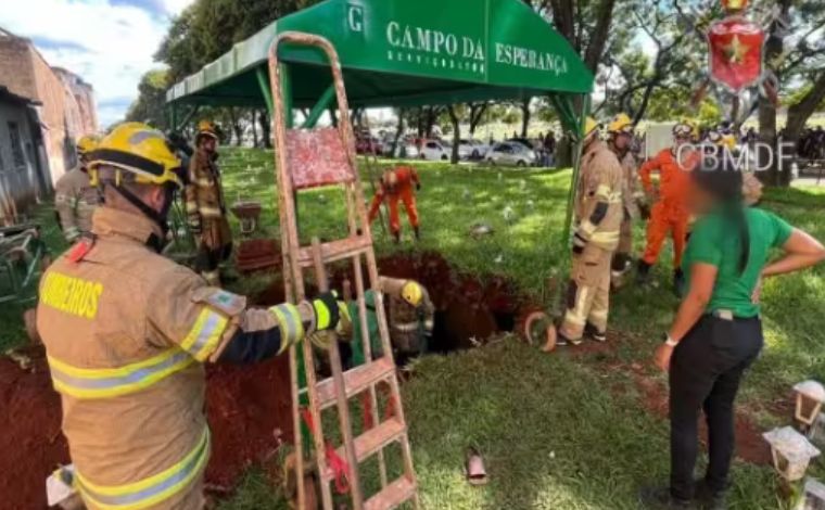 Terreno cede durante enterro e dez pessoas caem em cova durante sepultamento no DF