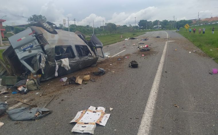 Vídeo: Capotamento de van deixa dois mortos e seis feridos na BR-040, em Caetanópolis