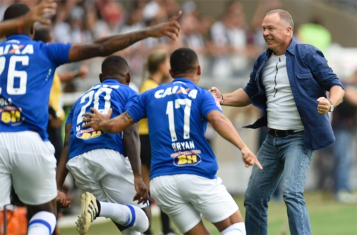 Cruzeiro bate Atlético e amplia série invicta contra o rival