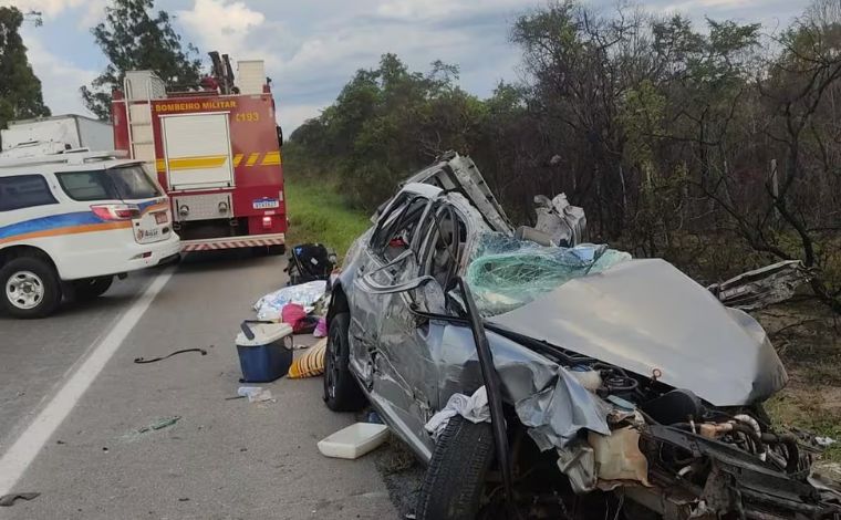 Casal e filho de um ano morrem após carro bater de frente com carreta na BR-251, em MG