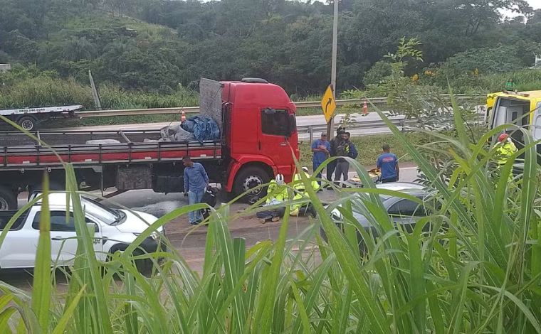 Motociclistas morrem em acidentes com caminhões na Grande BH 