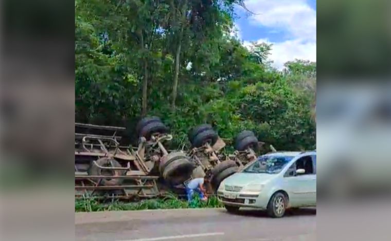 Acidente na BR-381: carreta carregada com bebidas tomba e carga é saqueada na Grande BH; veja vídeo