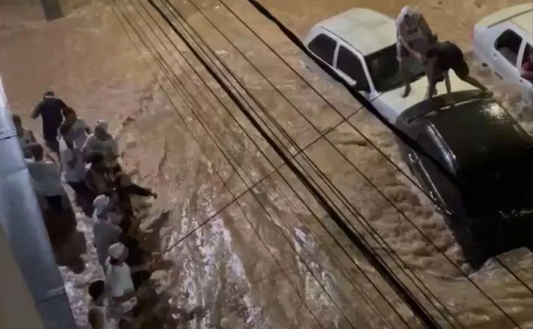 Torcedores da Máfia Azul resgatam pessoas ilhadas durante temporal em Belo Horizonte; veja vídeo
