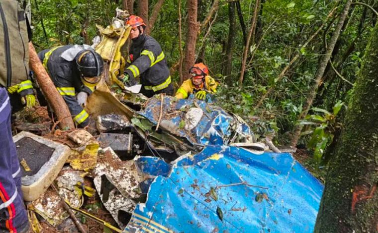 Avião de pequeno porte cai e mata duas pessoas na Grande São Paulo