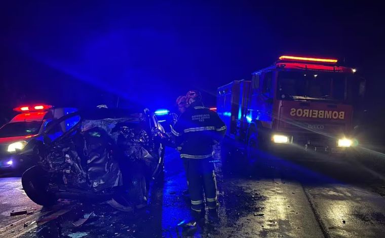 Motorista morre em acidente entre carro caminhão na BR-267 em MG