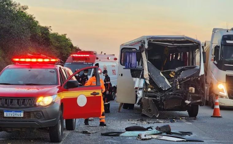 Acidente deixa ao menos dez feridos na BR-262 em MG; ônibus transportava pacientes para BH