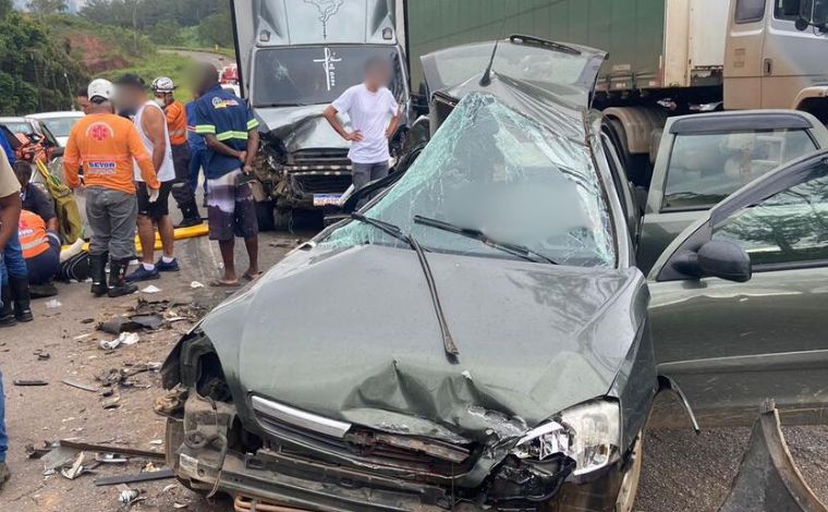 Vídeo: Pai morre e filhos ficam feridos em acidente entre caminhão e carro na BR-381, em MG