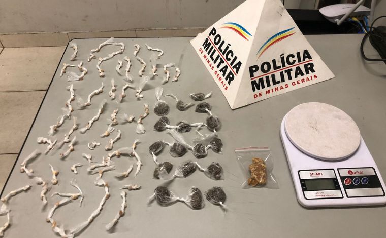 PM apreende mais de 140 pedras de crack em operação no bairro Planalto em Sete Lagoas 