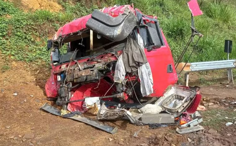 Acidentes envolvendo cinco carretas e uma van deixam ao menos 20 feridos na BR-381, na Grande BH