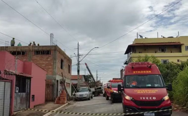 Trabalhadores morrem eletrocutados ao encostarem vergalhões em rede elétrica em MG