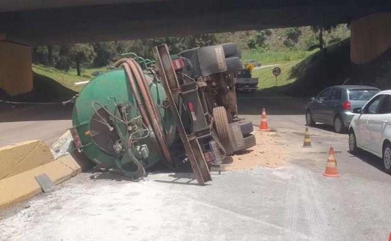 Caminhão tomba na BR-040 e causa congestionamento no trânsito em BH