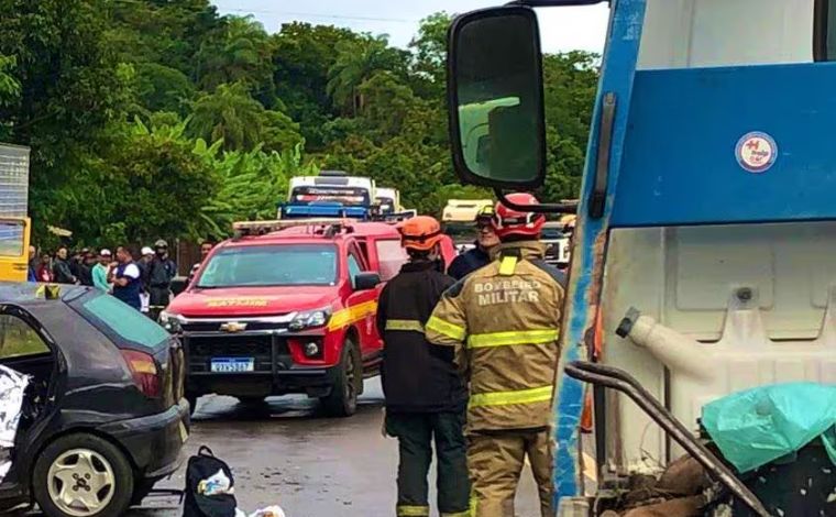 Motorista morre preso às ferragens após colisão entre carro e caminhão na BR-381, na Grande BH