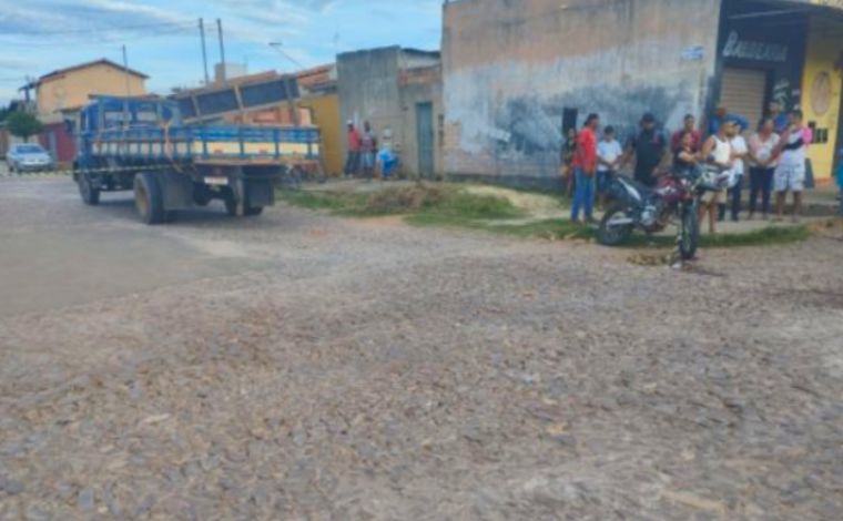 Motociclista morre após colidir com caminhão carregado de tijolos em Sete Lagoas 