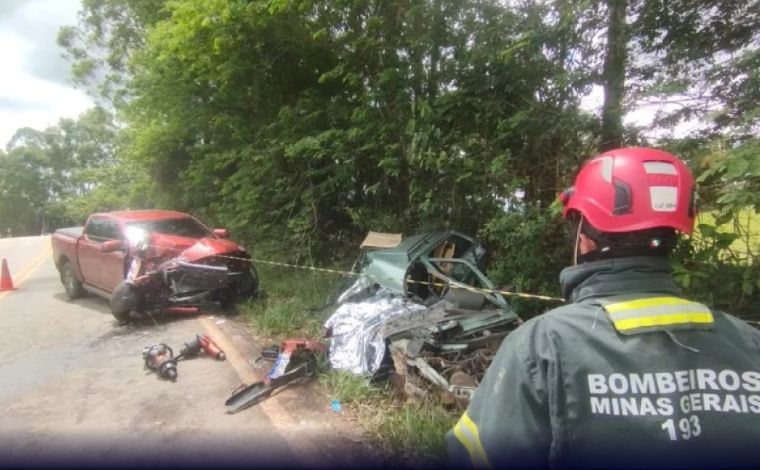 Colisão entre carro e caminhonete deixa três mortos e dois feridos no interior de Minas