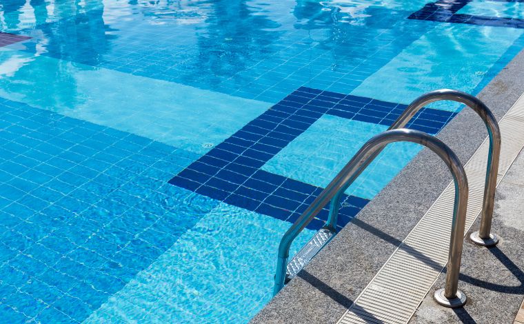 Menino de 3 anos morre após se afogar em piscina durante almoço de família no interior de Minas 