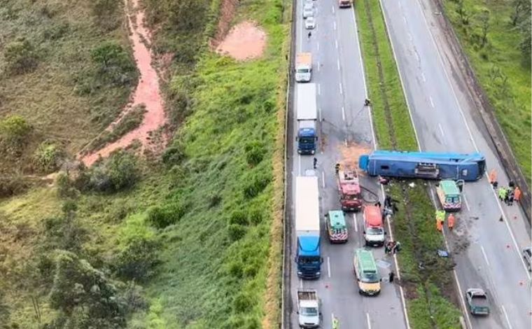 Vídeo: Criança tem perna amputada em acidente com ônibus na BR-381; 18 pessoas ficaram feridas