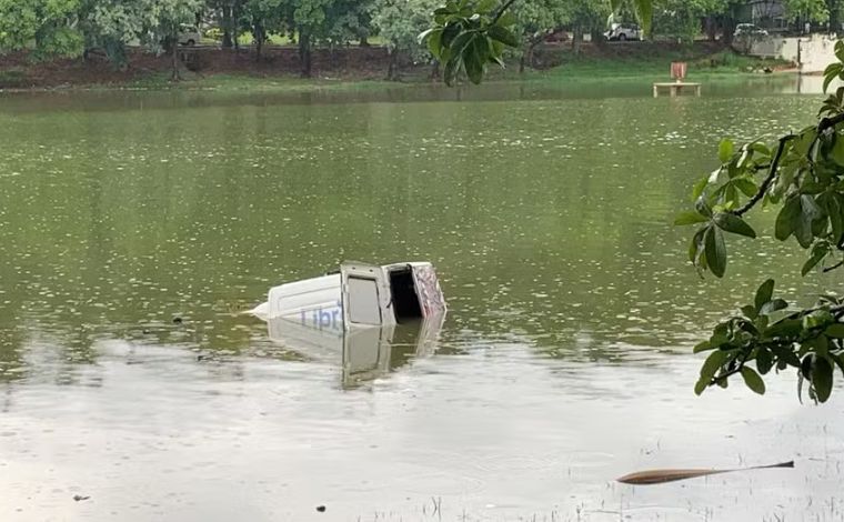 Vídeo: motorista passa mal e carro cai dentro da lagoa da Pampulha, em BH