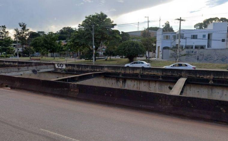 Ciclista morre ao cair no Arrudas após cortejo do ‘Bloco da Bicicletinha’ em BH