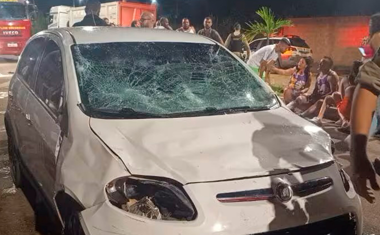 Carro avança contra foliões em bloco, deixa 30 feridos; e motorista é espancado