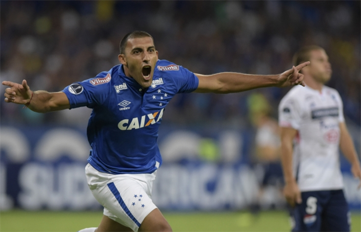 Cruzeiro toma gol no início, mas vira o jogo e leva vantagem para o Paraguai