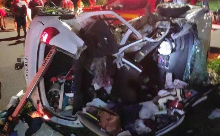 Motorista morre após colisão com caminhão na BR-365 em MG; esposa e filho ficaram feridos