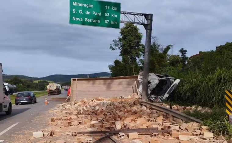 Motorista morre e duas pessoas ficam feridas após batida frontal na BR-262, em MG