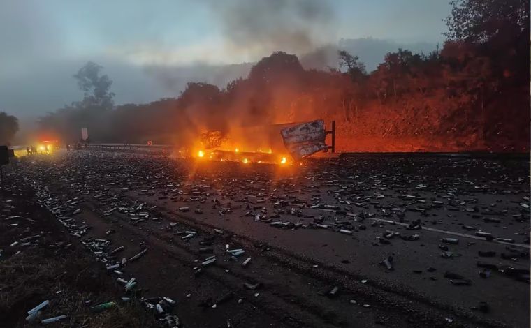 Vídeo: Mulher morre carbonizada após carreta tombar e pegar fogo na BR-381, em Itatiaiuçu