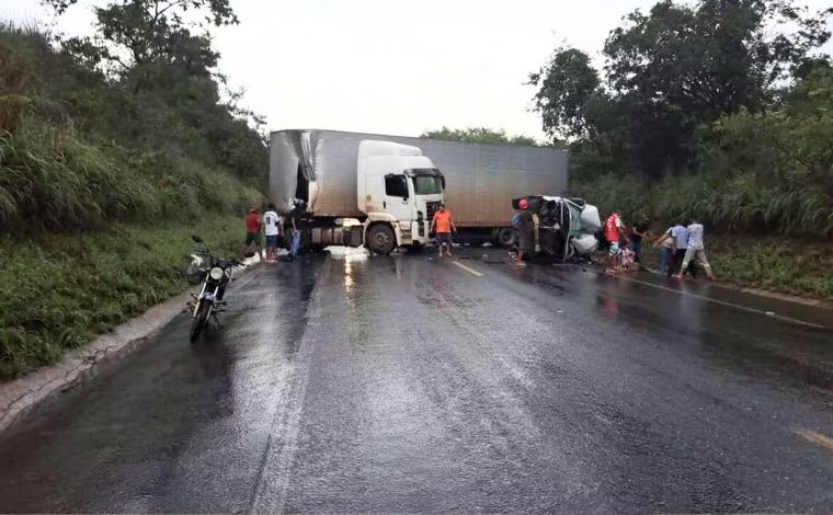 Três pessoas morrem e nove ficam feridas em grave acidente na BR-251, em MG