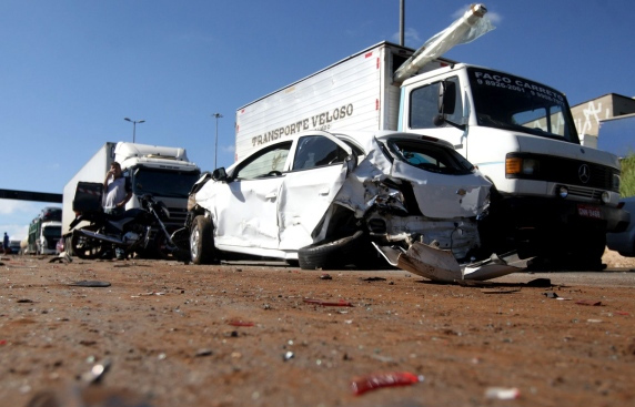 Caminhão atinge oito carros e deixa duas pessoas gravemente feridas 