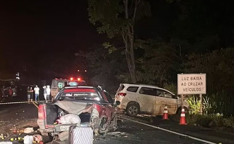 Colisão frontal entre veículos deixa dois mortos e sete feridos na rodovia MG-135