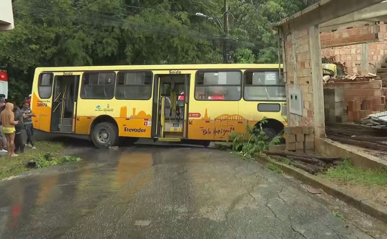 Ônibus bate em muro e deixa 12 feridos, incluindo três crianças, em Belo Horizonte