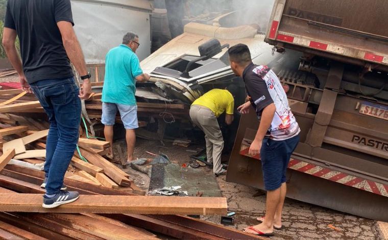 Vídeo: Colisão entre carretas interdita totalmente a BR-040, em Congonhas