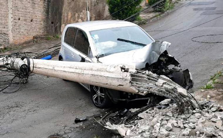 Saiba o que fazer em casos de queda de cabos da rede elétrica sobre carros