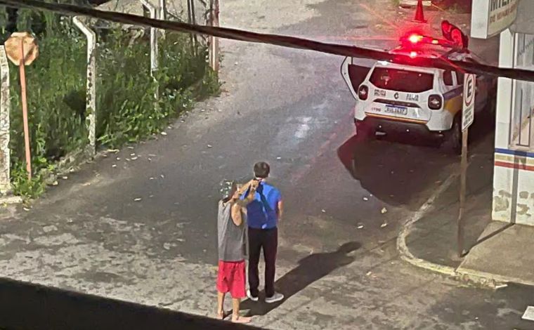 Homem rende prefeito com arma na cabeça diante de quartel da PM no interior de Minas 