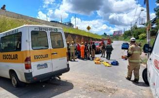Acidente com van escolar deixa pelo menos 11 crianças feridas na MG-010, em Vespasiano