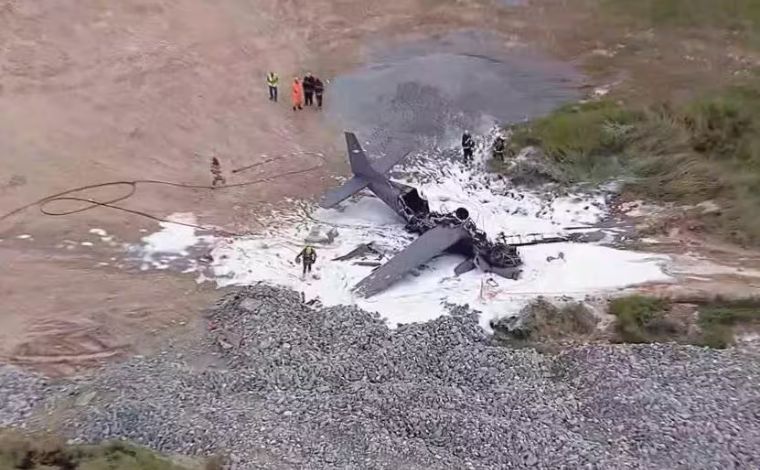 Vídeo: Duas pessoas morrem carbonizadas após queda de avião no Aeroporto da Pampulha, em BH