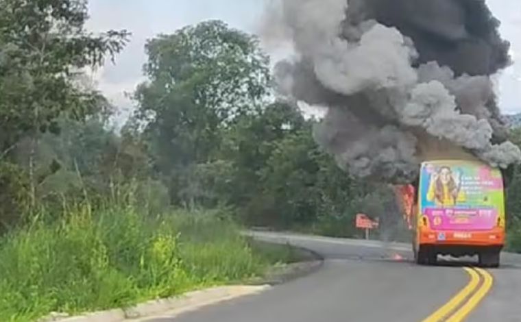 Vídeo: Duas pessoas são baleadas e ônibus incendiado após ato contra morte de irmãos na Grande BH