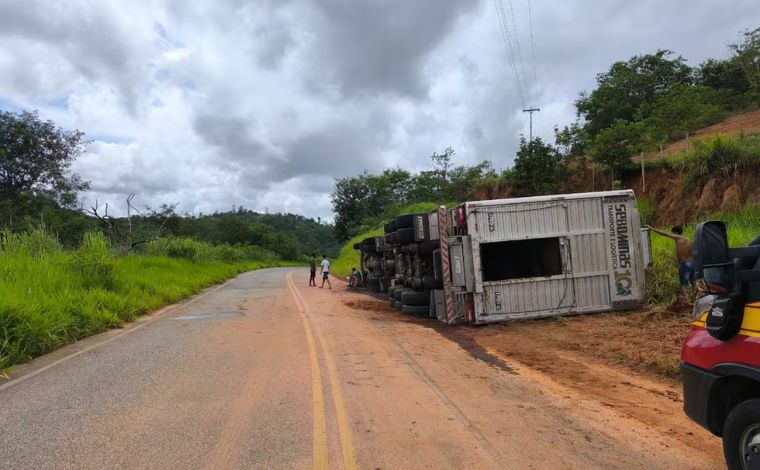 Carreta com gado tomba e 14 animais morrem em rodovia no interior de Minas