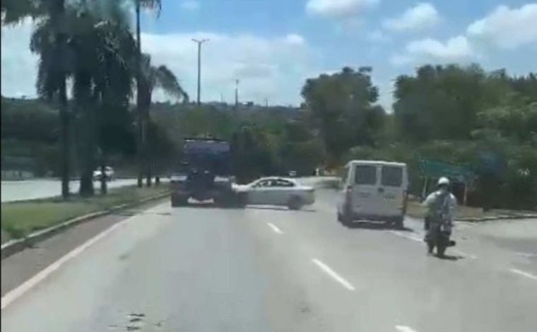 Vídeo: caminhão persegue e bate em carro na BR-381: ‘ele tá querendo me matar’