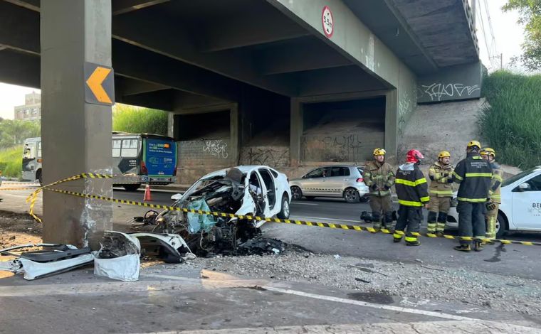 Foto: Videopress Produtora - De acordo com o Corpo de Bombeiros, o acidente aconteceu por volta das 5h55 da manhÃ£. O taxista dirigia pela via marginal no sentido Rio de Janeiro quando se chocou com uma das vigas do viaduto da avenida Carlos Luz