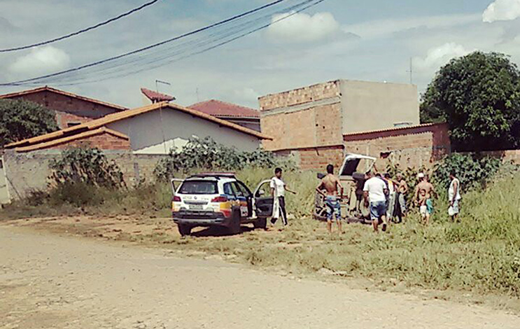 Viatura da PM capota em perseguição policial no Belo Vale II