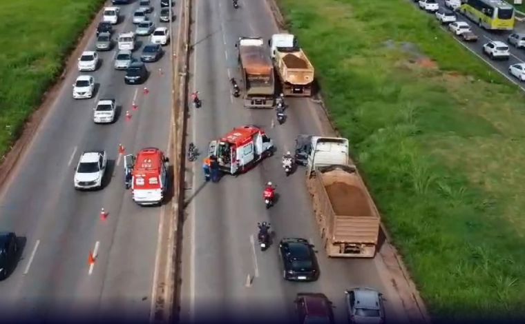 Motociclista morre em acidente envolvendo carro e caminhão no Anel Rodoviário de BH