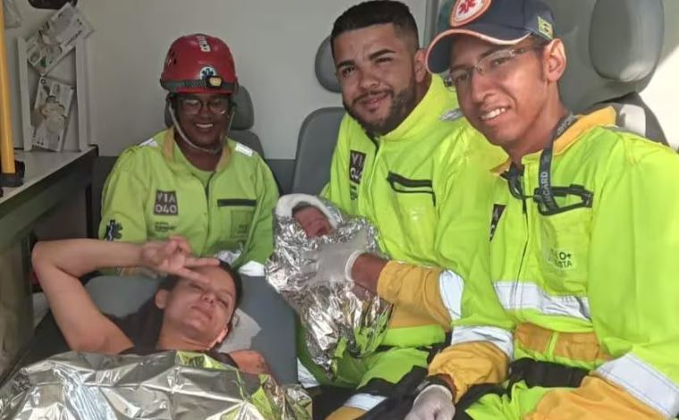 Mulher entra em trabalho de parto na BR-040 e dá a luz dentro de ambulância na Grande BH