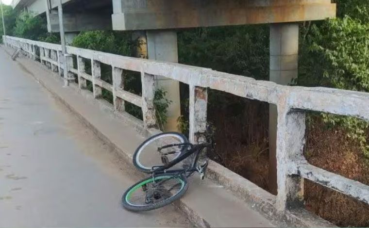 Homem desparece após bater bicicleta em mureta de ponte e cair dentro de rio no interior de Minas 