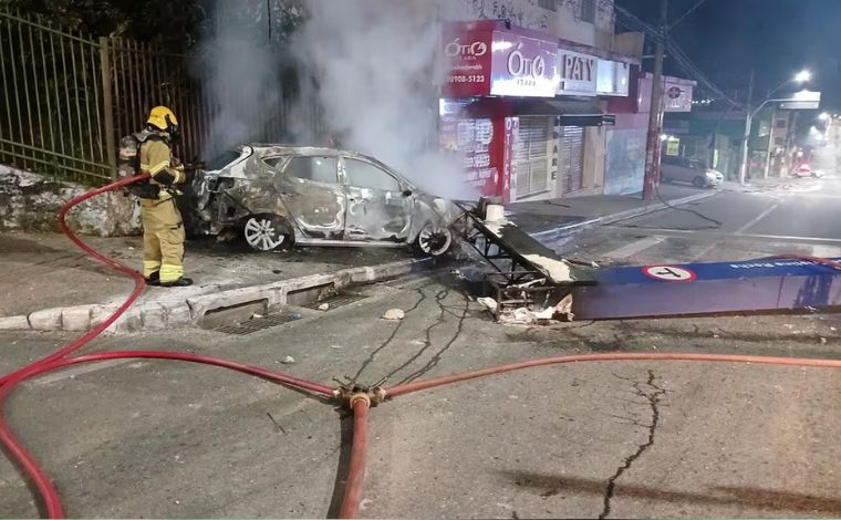 Vídeo: Carro que participava de corrida ilegal bate em semáforo e pega fogo na Grande BH