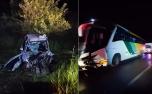 Mulher morre e motorista fica ferido após carro bater em ônibus e caminhão na BR-365, em MG