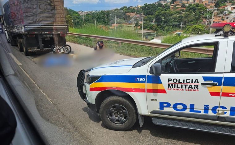 Homem morre e mulher fica ferida após motocicleta bater na traseira de caminhão na BR-040