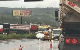 Acidente com caminhão causa derramamento de carga e interdita BR-040 em Itabirito