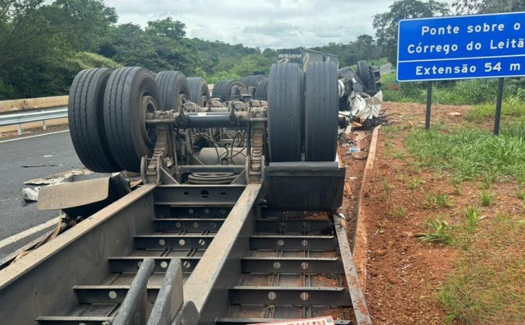 Motorista de carreta com placa de Sete Lagoas morre após acidente na BR-135, em Curvelo